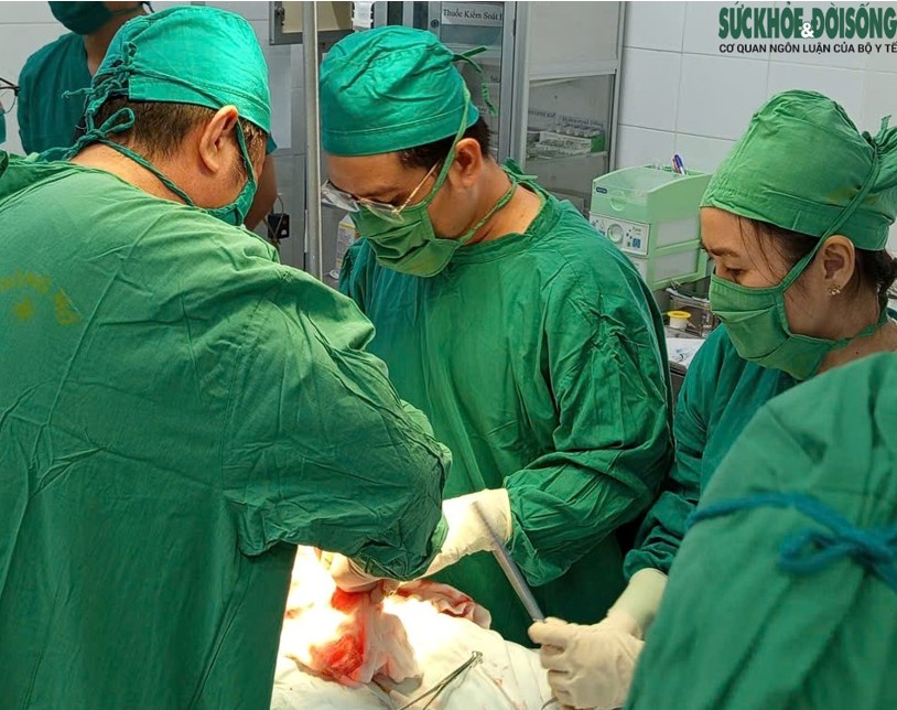 Dùng thuốc nam chữa u nang buồng trứng, người phụ nữ mang khối u nặng 9kg suốt 3 năm